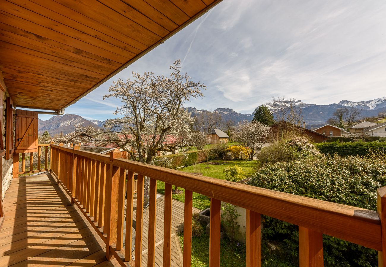 Watersports activities house rental Rent a house on the banks of Lake Annecy for families, mountain retreats, gites to rent in the Alps, waterfront property