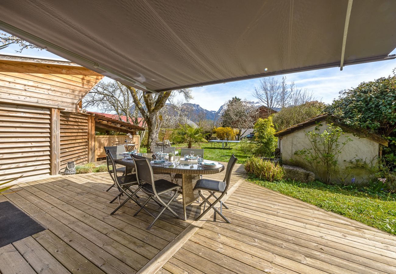 House with garden for rent Saint Jorioz Rent a house on the banks of Lake Annecy for families, mountain retreats, gites to rent in the Alps, waterfront property