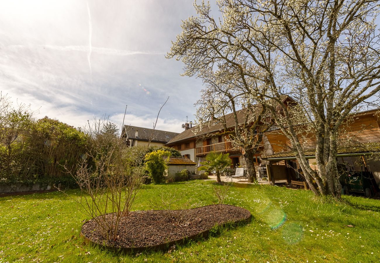Pet-friendly house for rent Saint Jorioz Rent a house on the banks of Lake Annecy for families, mountain retreats, gites to rent in the Alps, waterfront property