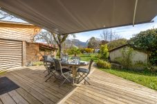 Rent a house on the banks of Lake Annecy for families, mountain retreats, gites to rent in the Alps, waterfront property