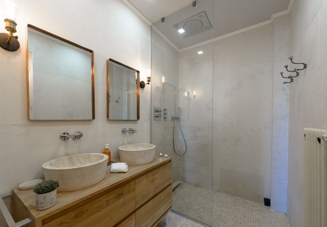 Rental south of France  Flat rental in Annecy city centre, accommodation to rent for 6 people, typical Annecy accommodation, French holiday