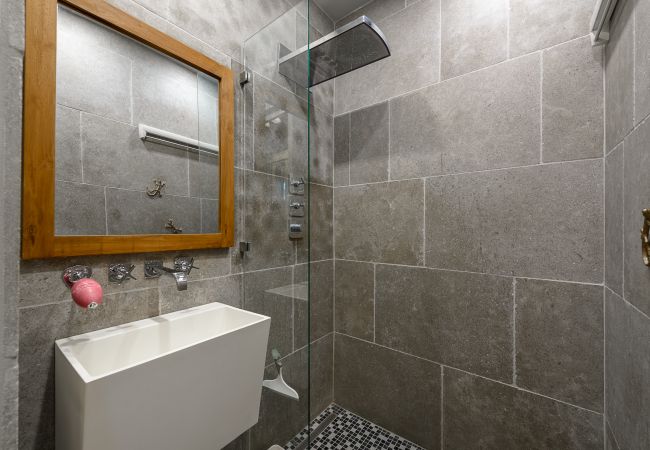 Prestigious flat for rent near the lake Flat rental in Annecy city centre, accommodation to rent for 6 people, typical Annecy accommodation, French holiday