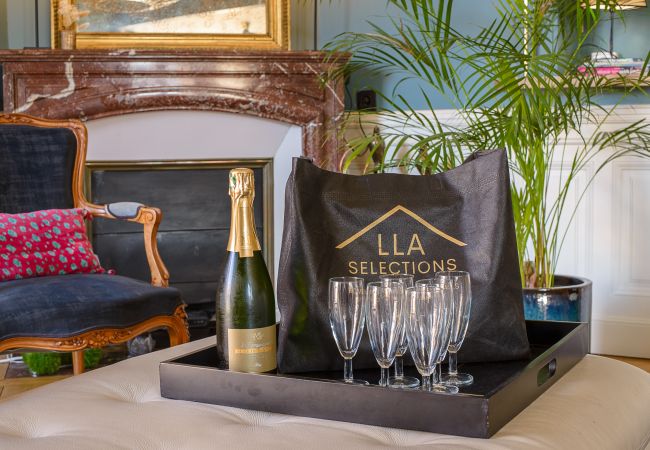Annecy luxury concierge service  Flat rental in Annecy city centre, accommodation to rent for 6 people, typical Annecy accommodation, French holiday