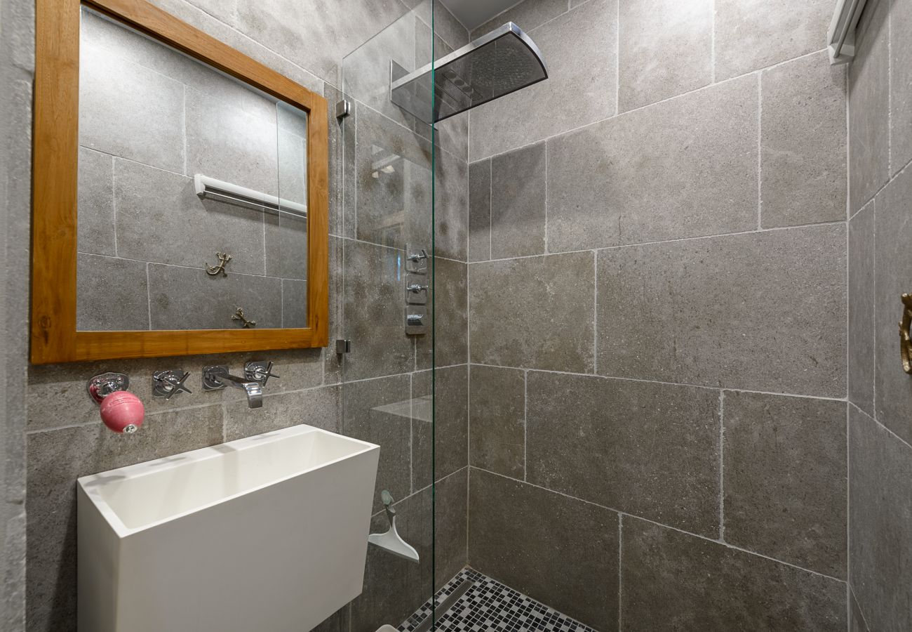 Prestigious flat for rent near the lake Flat rental in Annecy city centre, accommodation to rent for 6 people, typical Annecy accommodation, French holiday