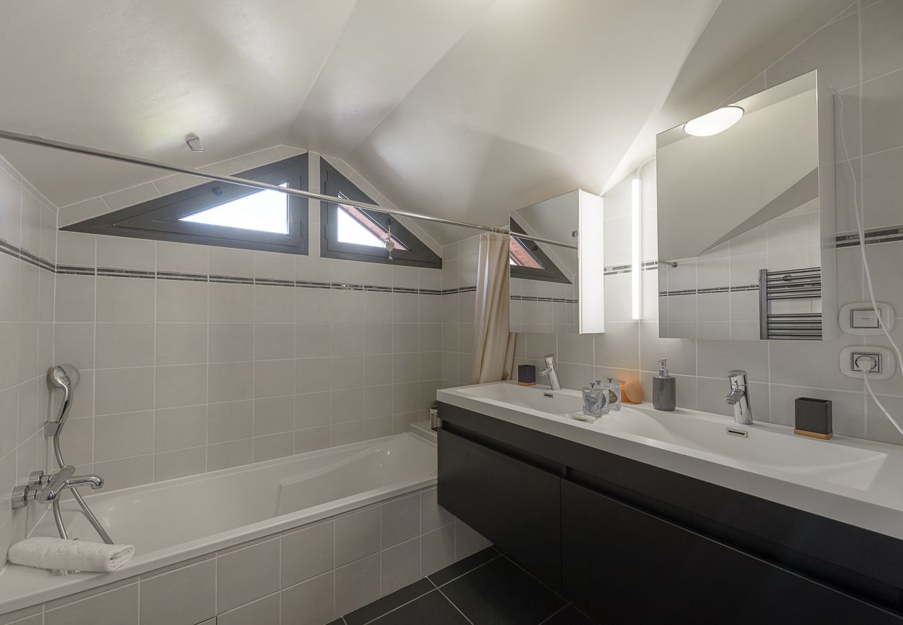 Relax holiday in annecy lake Lake Annecy lakefront rental with lake view, 2 bedrooms and private parking close to shops