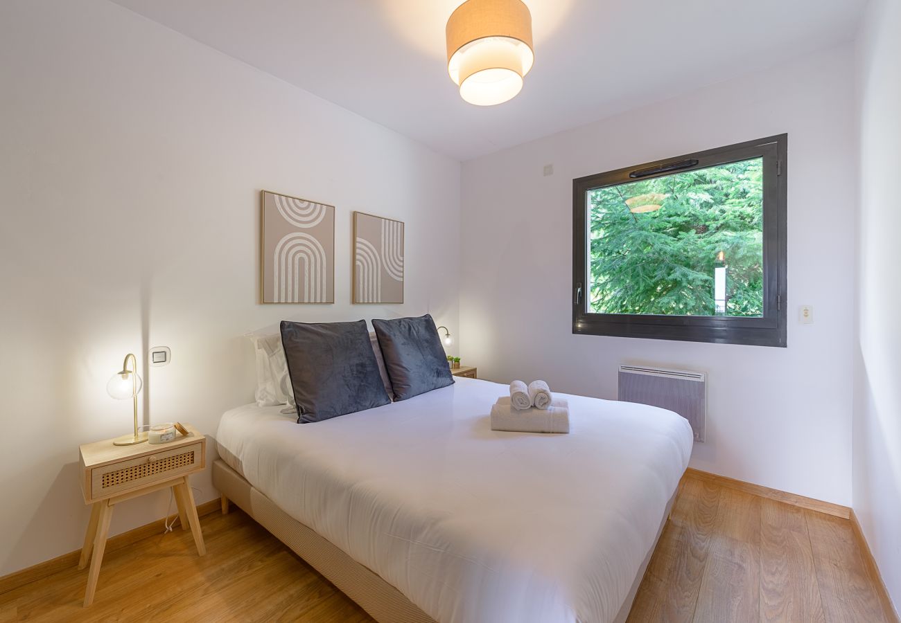 House Swap Lake Annecy Rental on the edge of Lake Annessy with lake view, 2 bedrooms and private parking close to the shops