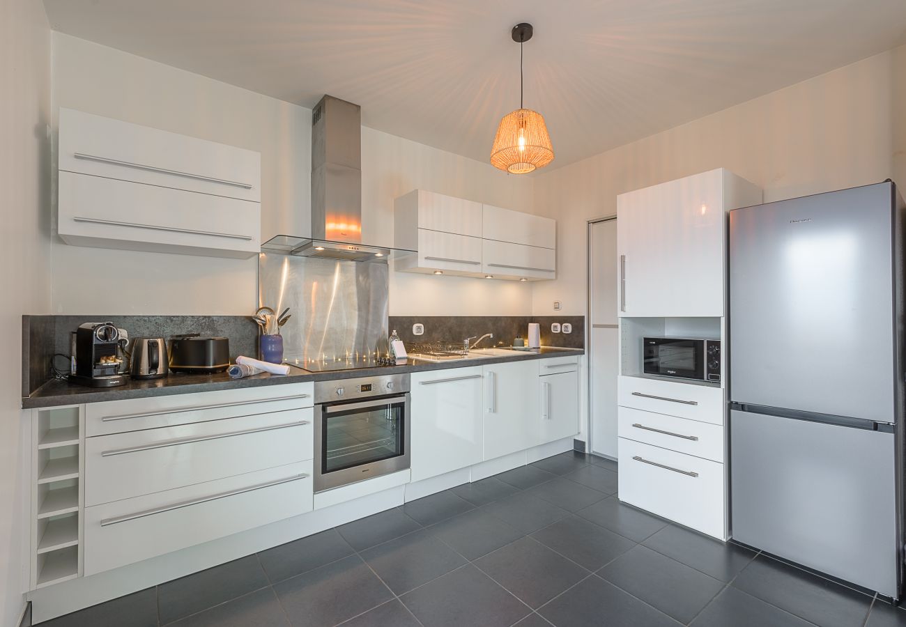 Trendy rentals Sévrier Lake Annecy lakefront rental with lake view, 2 bedrooms and private parking close to shops