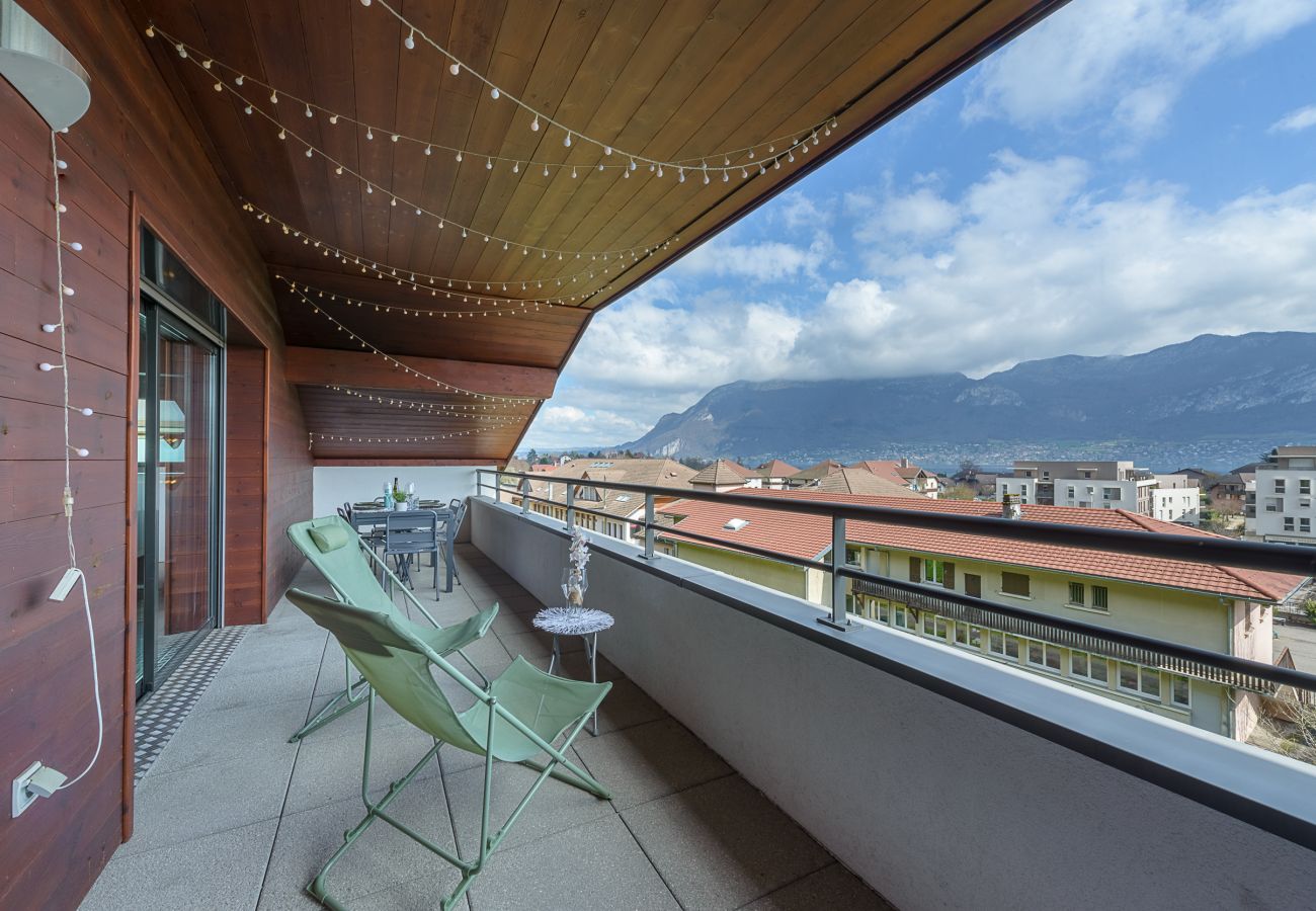 Rental with lake and mountain views on the shores of Lake Annecy  Rental on the edge of Lake Annessy with lake view, 2 bedrooms and private parking close to the shops