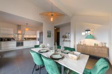 Rental on the edge of Lake Annessy with lake view, 2 bedrooms and private parking close to the shops