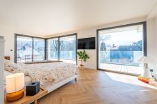 Relax in the villa's spacious rooms W