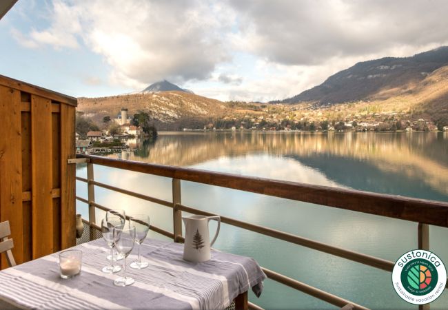 Location saisonnière avec plage privée et vue lac balcon, appartement, luxe, location saisonnière, annecy, vacances, vue lac, montagne, hôtel, plage privée, neige, soleil