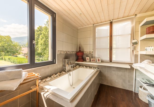 Salle de bain - Location saisonnière salle de bain, cocooning, location saisonnière, vacances, saint-jorioz, lac, montagne, luxe, maison, hôtel, neige, soleil