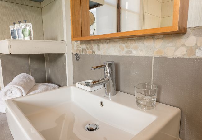 LLA Selections - Location saisonnière de maisons et chalets Premium  salle de bain, cocooning, location saisonnière, vacances, saint-jorioz, lac, montagne, luxe, maison, hôtel, neige, soleil