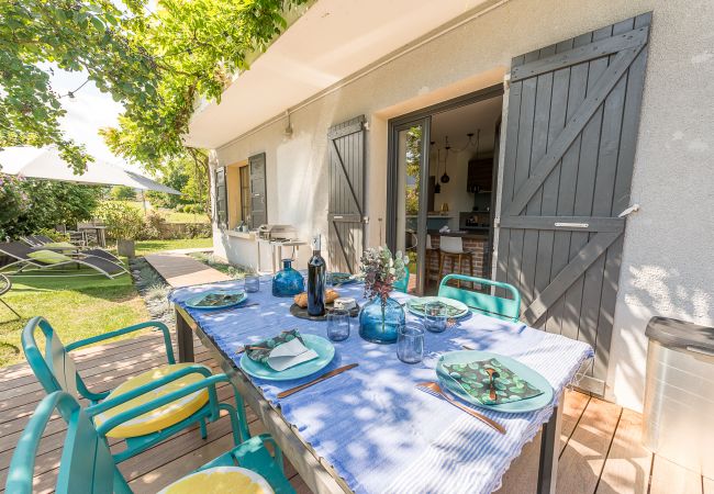 Table à manger extérieur - Location saisonnière table à manger, jardin, location saisonnière, vacances, saint-jorioz, lac, montagne, luxe, maison, hôtel, neige, soleil