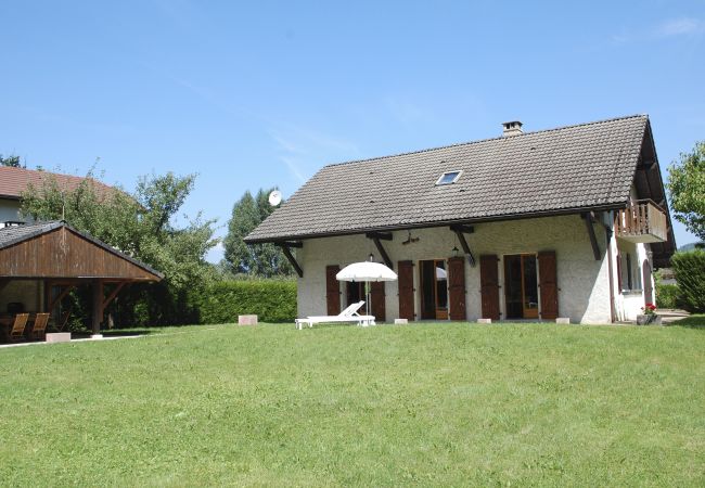 Maison à louer avec jardin privé maison, famille, luxe, location saisonnière, conciergerie haut de gamme, vacances, hôtel, Duingt, soleil, été, lac, annecy