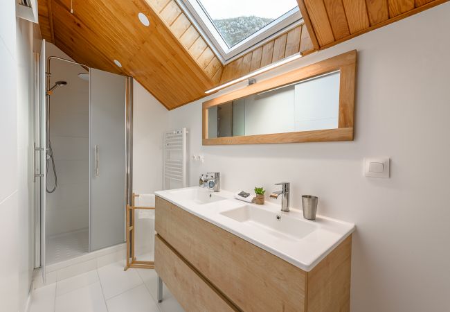 Salle de douche située au 1er étage de la maison Vignet de famille à Duingt  Maison à Duingt - DUINGT Vignet - Maison de Famille 6pax