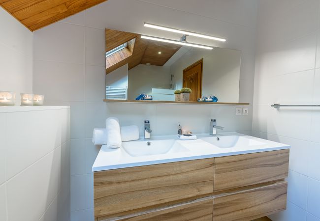 Salle de bain avec baignoire et WC dans la maison vignet à Duingt  Salle de bain avec baignoire et WC rénovée en 2023