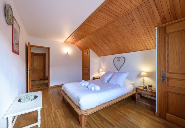 Chambre double avec placards de rangement, située à l'étage  Chambre située à l'étage de la maison Vignet à Duingt