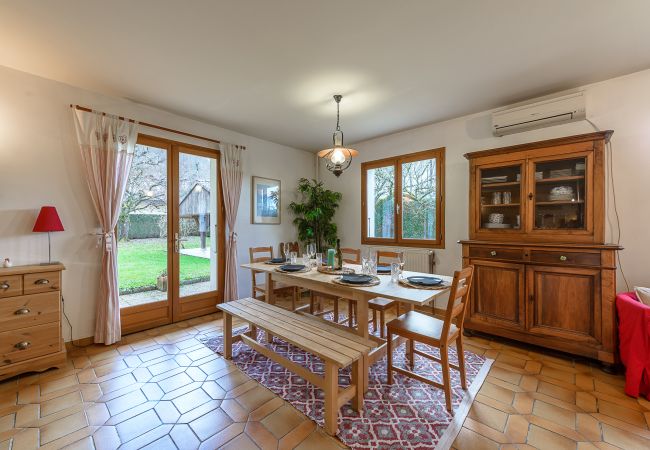 Découvrez l'espace repas de la maison Vignet à Duingt  Salle à manger dans la spacieuse pièce à vivre dans la cosy maison vignet située à Duingt au coeur du village