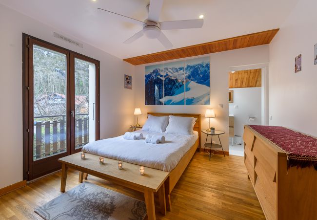 Chambre cosy avec salle de douche et  vue sur la Tournette  Chambre cosy avec salle de douche et  vue sur la Tournette