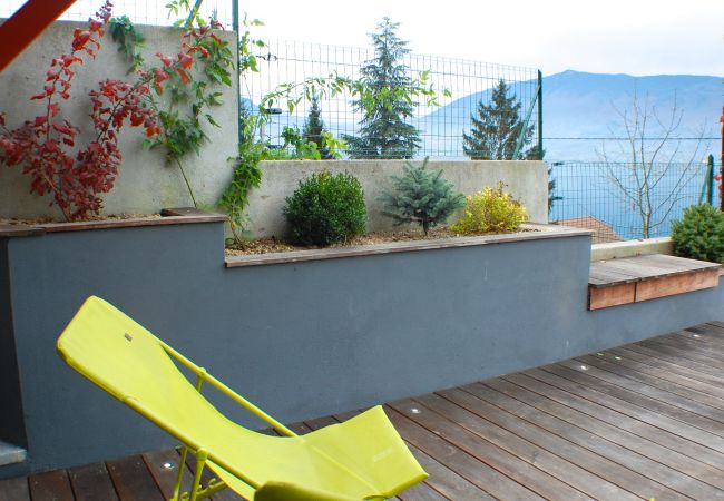 Balcon vue lac - Location saisonnière  balcon, appartement, luxe, location saisonnière, annecy, vacances, vue lac, montagne, chalet, hôtel, neige, soleil