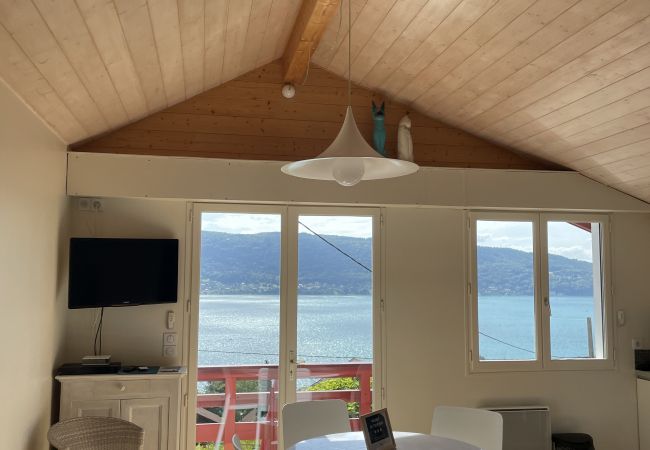 Salon vue lac - Location saisonnière  salon, appartement, luxe, location saisonnière, annecy, vacances, vue lac, montagne, chalet, hôtel, neige, soleil