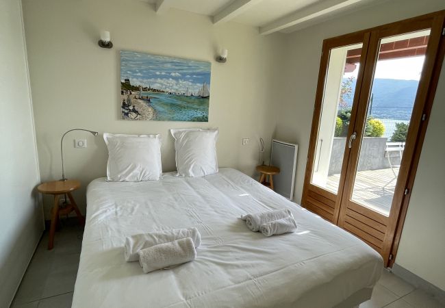 Chambre - Location saisonnière  chambre, appartement, luxe, location saisonnière, annecy, vacances, vue lac, montagne, chalet, hôtel, neige, soleil