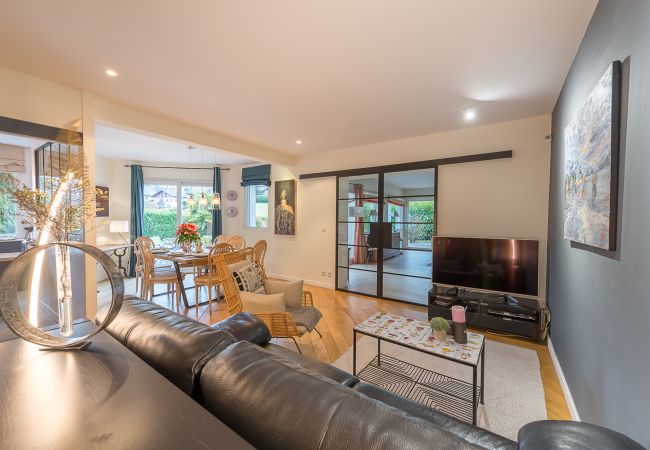 location st jorioz maison, luxe, location saisonnière, annecy, vacances, neige, plage, hôtel, soleil, hiver, village, montagnes, lac, piscine