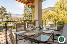 accès à la plage, terrasse, soleil, location saisonnière, conciergerie haut de gamme, vacances, hôtel, annecy, lac