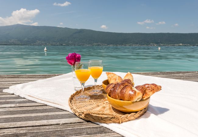 LLA Selections - Location saisonnière de maisons et chalets Premium maison, luxe, location saisonnière, annecy, vacances, accès au lac, ponton privé, montagne, hôtel, neige, soleil, bateau