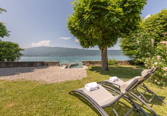 maison, luxe, location saisonnière, annecy, vacances, accès au lac, ponton privé, montagne, hôtel, neige, soleil, bateau