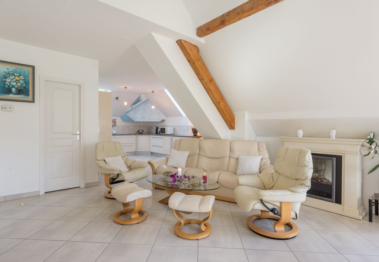LLA Selections - Location saisonnière de maisons et chalets Premium  salon, appartement, luxe, location saisonnière, annecy, vacances, vue lac, montagne, hôtel, plage privée, neige, soleil