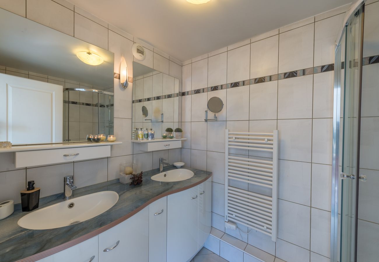 Salle de douche - Location saisonnière  douche, appartement, luxe, location saisonnière, annecy, vacances, vue lac, montagne, hôtel, plage privée, neige, soleil