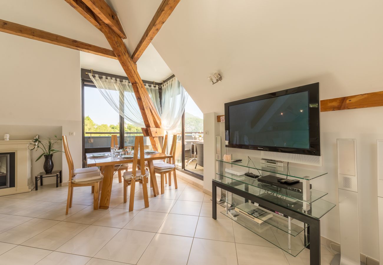 Salon - Location saisonnière  salon, appartement, luxe, location saisonnière, annecy, vacances, vue lac, montagne, hôtel, plage privée, neige, soleil