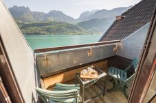 balcon, appartement, luxe, location saisonnière, annecy, vacances, vue lac, montagne, hôtel, plage privée, neige, soleil  