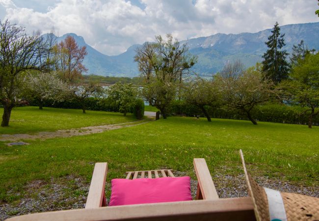 Jardin - Location saisonnière  jardin, transats, chalet, location saisonnière, annecy, vacances, lac, montagne, luxe, maison, hôtel, neige, soleil