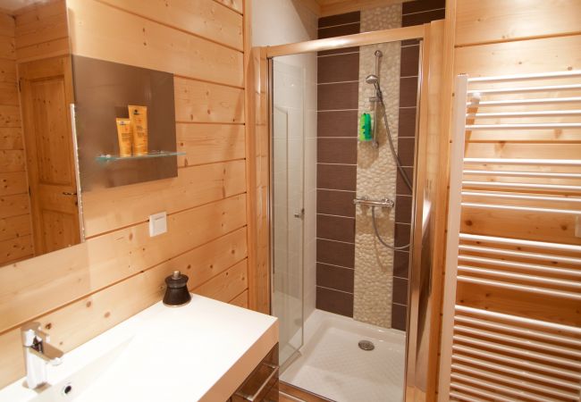 Salle de douche - Location saisonnière  salle de douche, chalet, location saisonnière, annecy, vacances, lac, montagne, luxe, maison, hôtel, neige, soleil