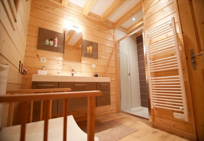 Salle de douche - Location saisonnière  salle de douche, chalet, location saisonnière, annecy, vacances, lac, montagne, luxe, maison, hôtel, neige, soleil