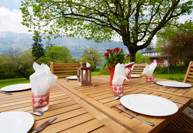 Terrasse vue lac - Location saisonnière  terrasse vue lac, chalet, location saisonnière, annecy, vacances, lac, montagne, luxe, maison, hôtel, neige, soleil