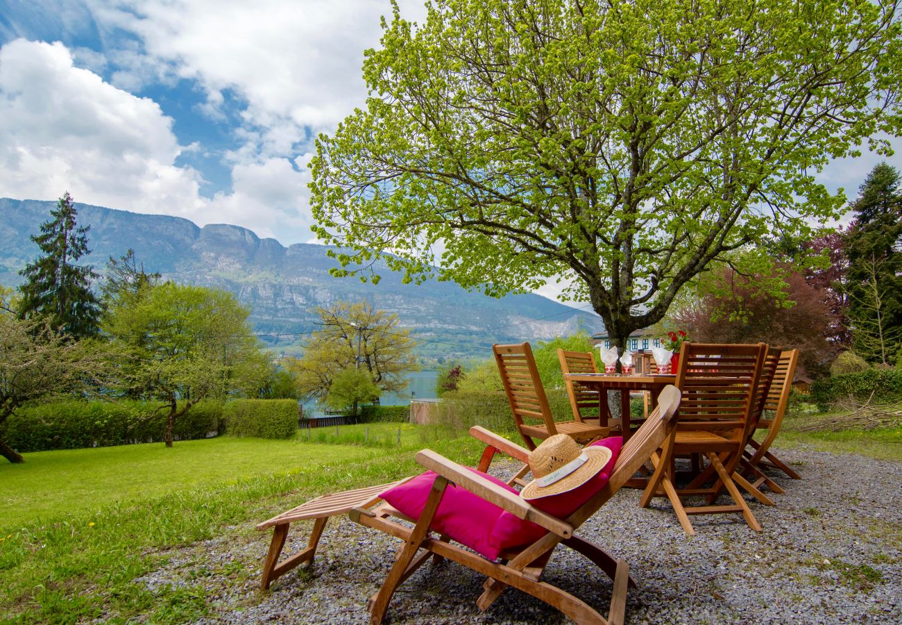 LLA Selections - Location saisonnière de maisons et chalets Premium terrasse vue lac, chalet, location saisonnière, annecy, vacances, lac, montagne, luxe, maison, hôtel, neige, soleil