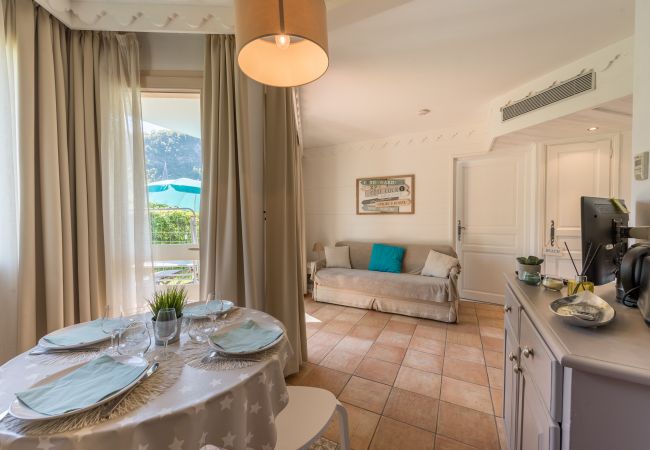 Appartement à Duingt - BAIE DES VOILES - #2 rez de jardin, 1ch. acces lac Appartement à Duingt - BAIE DES VOILES - #2 rez de jardin, 1ch. acces lac