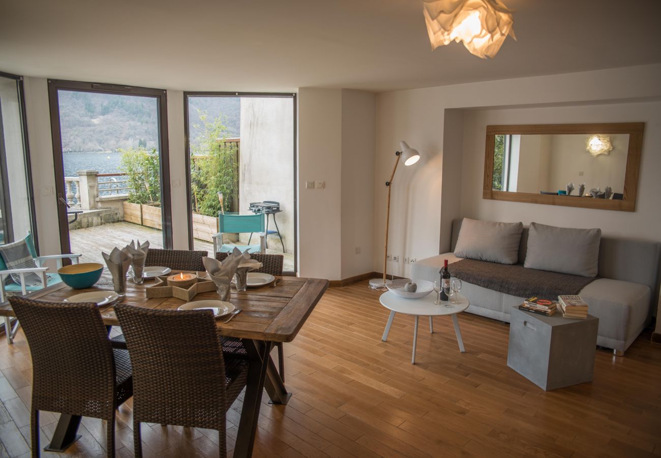 Pièce à vivre - Location saisonnière Annecy  salon, appartement, luxe, location saisonnière, annecy, vacances, vue lac, montagne, hôtel, plage privée, neige, soleil