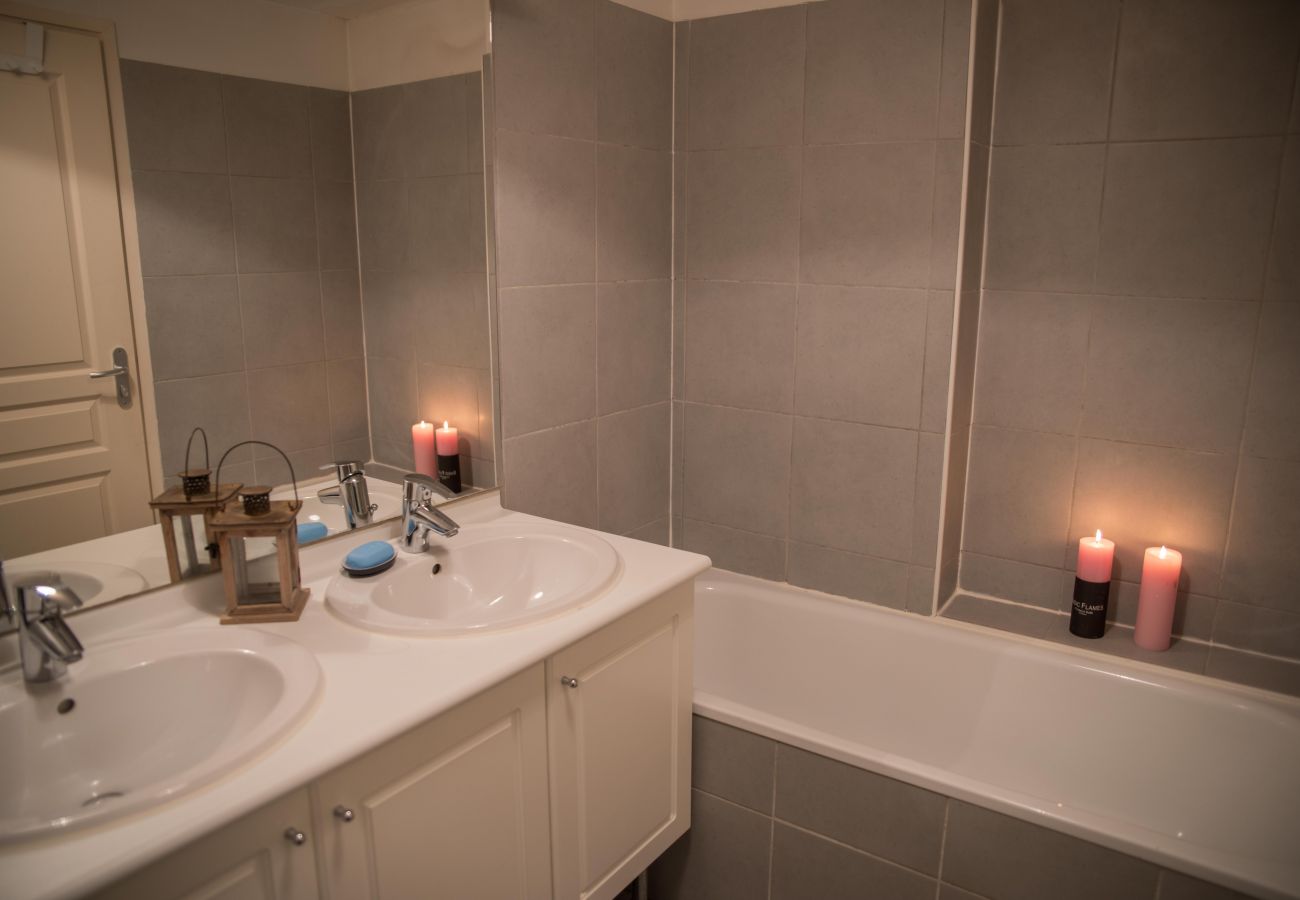 Salle de bain - Location saisonnière Annecy  bain, appartement, luxe, location saisonnière, annecy, vacances, vue lac, montagne, hôtel, plage privée, neige, soleil