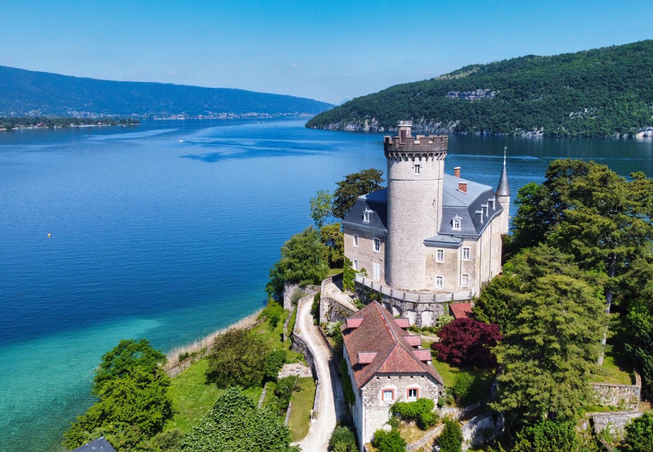 Location Chateau de Duingt Annecy appartement de standing, vue lac, location saisonnière Premium, annecy, conciergerie haut de gamme, vacances, airbnb luxe