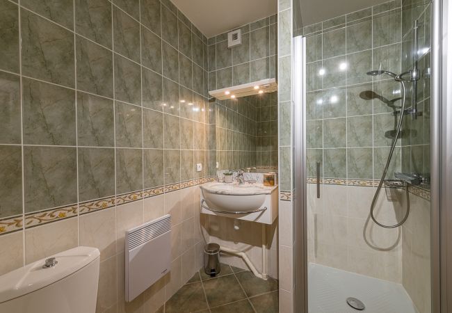 Salle de douche - Location saisonnière salle de douche, location saisonnière, vacances, annecy, vue lac et montagnes, luxe, appartement, hôtel, neige, soleil