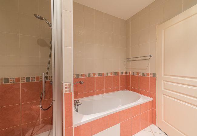 Salle de bain - Location saisonnière salle de bain, location saisonnière, vacances, annecy, vue lac et montagnes, luxe, appartement, hôtel, neige, soleil