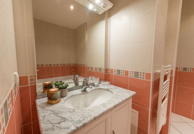 LLA Selections - Location saisonnière de maisons et chalets Premium  salle de bain, location saisonnière, vacances, annecy, vue lac et montagnes, luxe, appartement, hôtel, neige, soleil