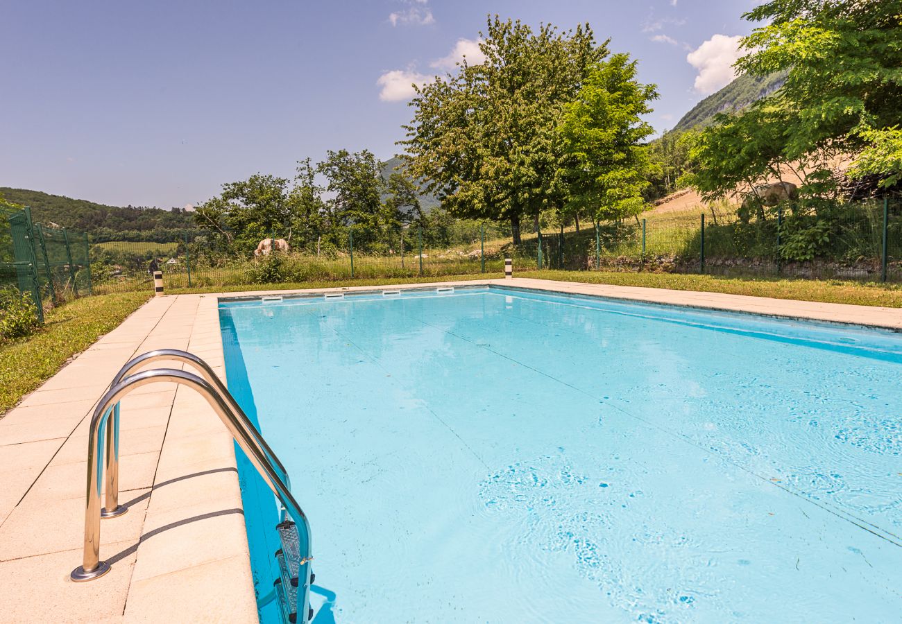 Piscine - Location saisonnière piscine, cocooning, location saisonnière, vacances, annecy, vue lac et montagnes, luxe, appartement, hôtel, neige, soleil