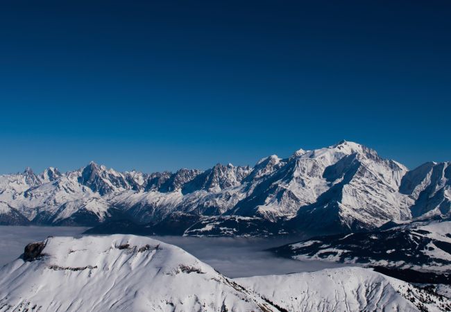 montagnes enneigées - la clusaz  appartement, neige, résidence haut de gamme, hôtel, vacances, famille, ski, la clusaz, conciergerie, location de vacances