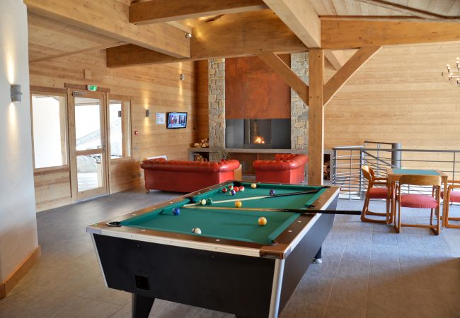 résidence de luxe - la clusaz centre  salle de billard, espace de partage, résidence, moment en famille, vacances, ski, la clusaz, été, hiver